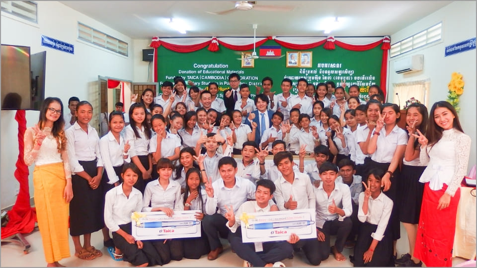 カンボジアの学校に筆記用具を寄贈