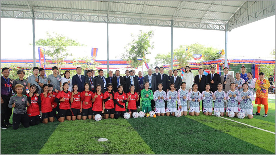 カンボジアの学校にサッカーボールを寄贈